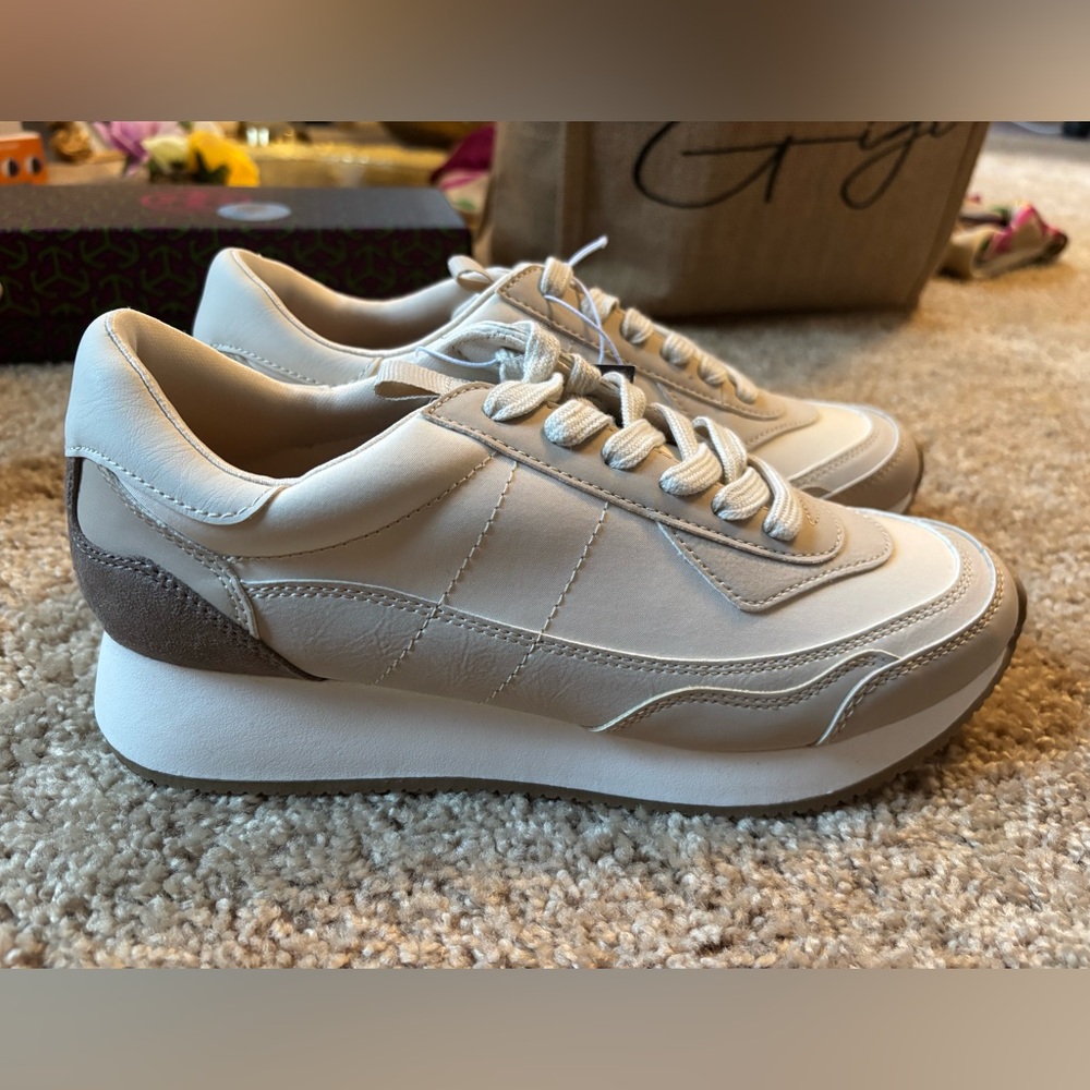 Universal thread size 8 trendy sneakers